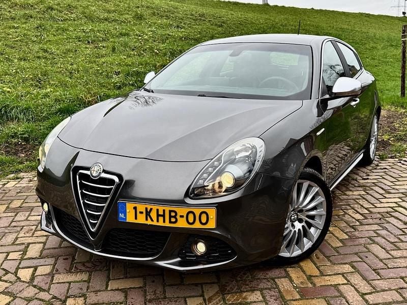 Grijs (metallic) Gebruikt 2013 Alfa Romeo Giulietta Hatchback | € 9.999 (Goede deal) - Afbeelding 1/4
