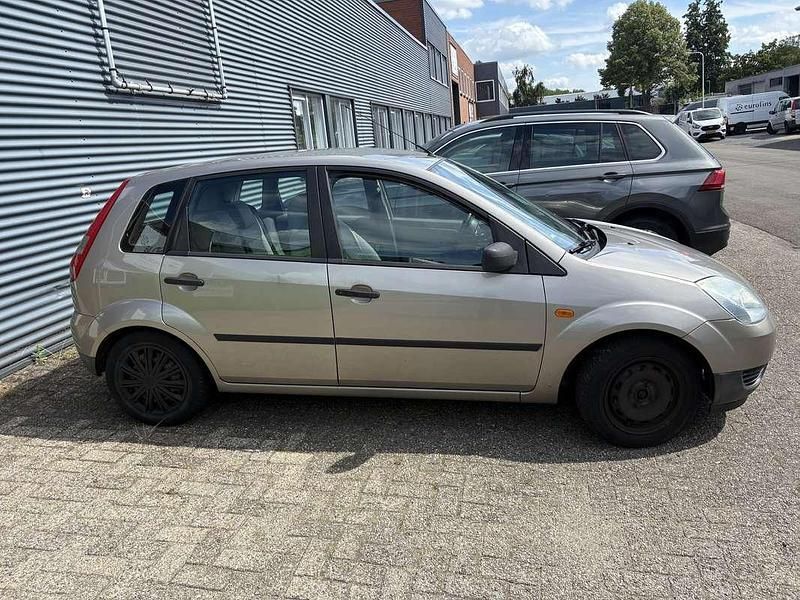 Grijs Gebruikt 2003 Ford Fiesta Ambiente Hatchback | € 700 (Goede deal) - Afbeelding 1/4