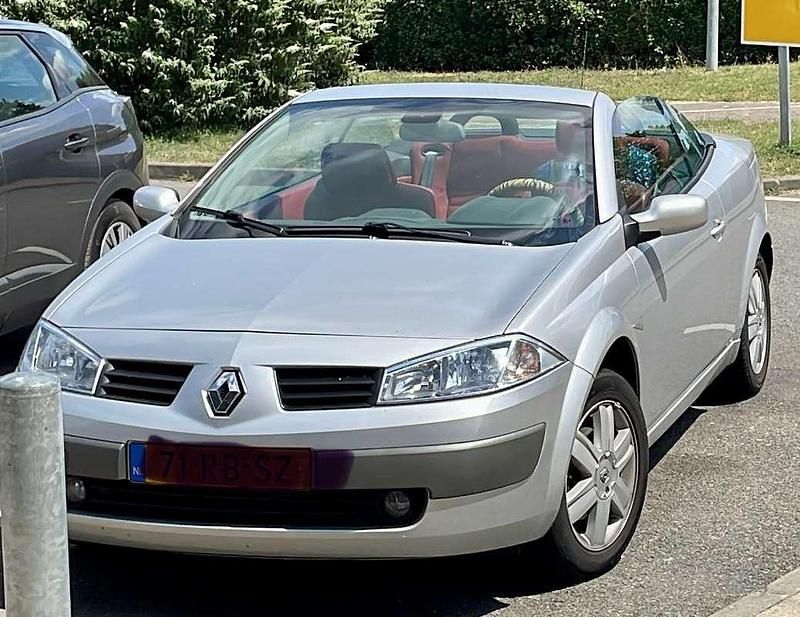 Grijs Gebruikt 2005 Renault Mégane Cabriolet Luxe Cabriolet | € 4.500 (Duur) - Afbeelding 1/4
