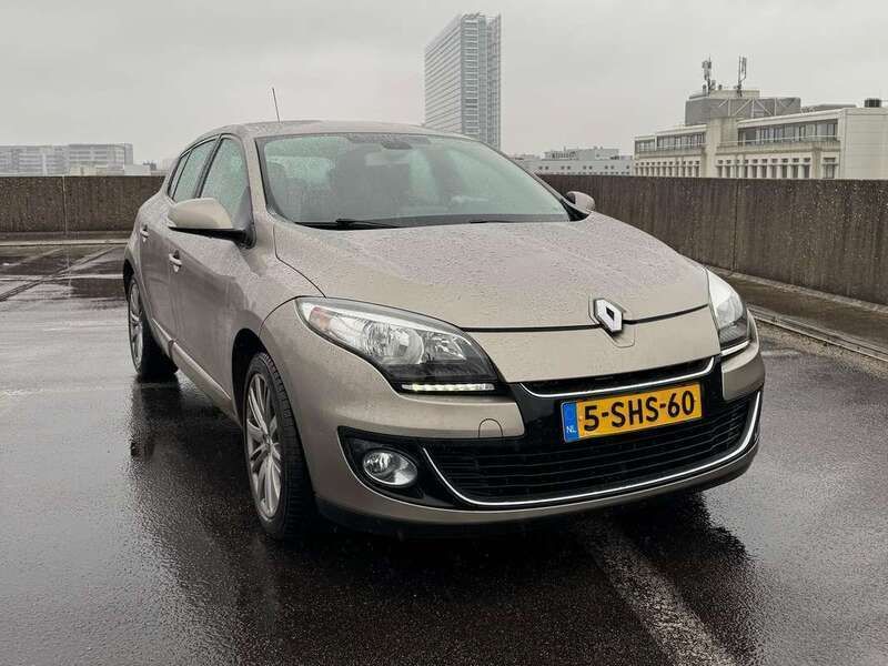 Bruin Gebruikt 2013 Renault Mégane III Collection Hatchback | € 4.500 (Goede deal) - Afbeelding 1/4