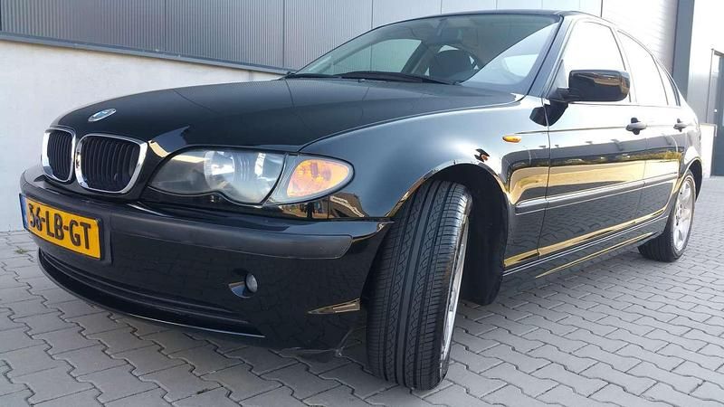 Zwart Occasion 2002 BMW 318 Sedan | € 1.850 (Eerlijke prijs) - Afbeelding 1/4