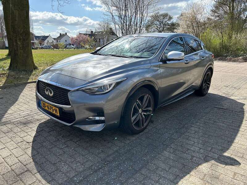 Grijs Gebruikt 2016 Infiniti Q30 Sport Tech Hatchback | € 15.000 - Afbeelding 1/4