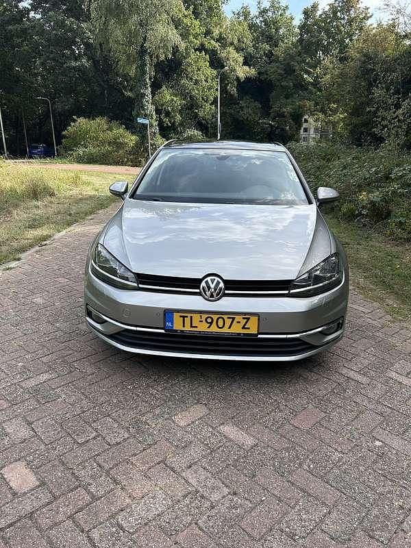 Grijs Gebruikt 2017 VW Golf VII Highline Sedan | € 14.500 (Super prijs) - Afbeelding 1/4