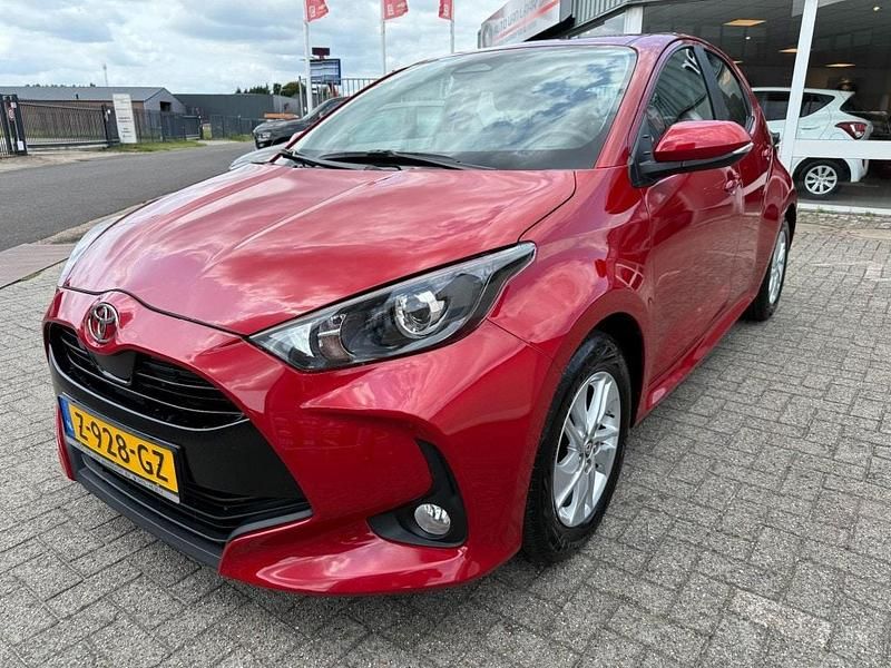 Rood Gebruikt 2024 Toyota Yaris Active Hatchback | € 22.495 (Eerlijke prijs) - Afbeelding 1/4