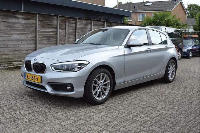 Grijs Gebruikt 2017 BMW 118 Executive Hatchback | € 16.800 (Eerlijke prijs) - Afbeelding 1/4