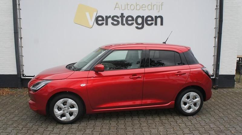 Rood Occasion 2025 Suzuki Swift Hatchback | € 20.950 (Eerlijke prijs) - Afbeelding 1/4