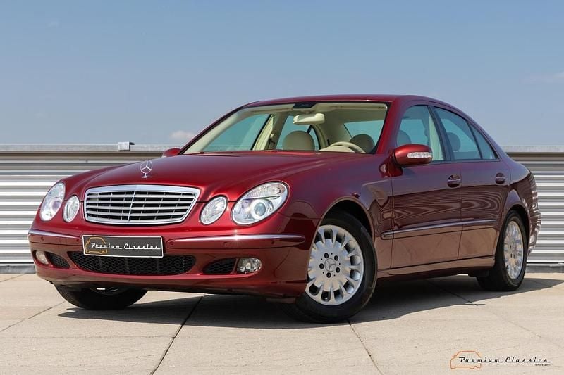 Rood, metallic lak Gebruikt 2004 Mercedes E320 Elegance Sedan | € 16.950 - Afbeelding 1/4