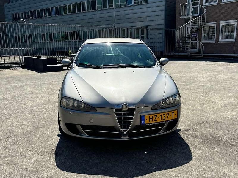 Zilver Gebruikt 2008 Alfa Romeo 147 Progression Hatchback | € 1.750 (Eerlijke prijs) - Afbeelding 1/4