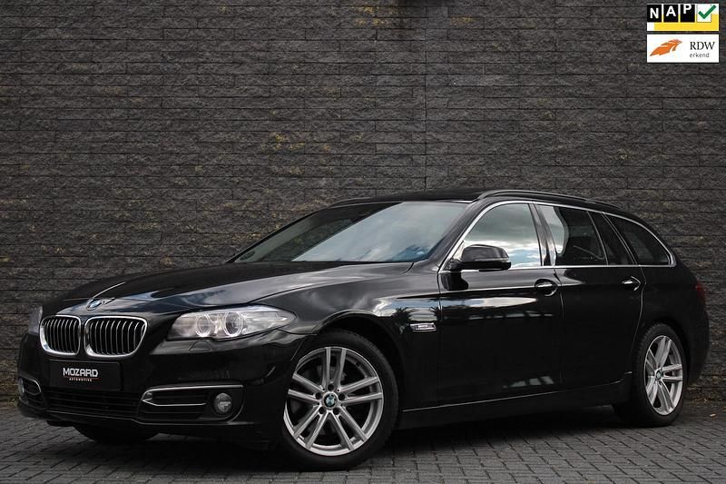 Zwart (metallic) Gebruikt 2013 BMW 520 Luxury Line Stationwagen | € 13.995 - Afbeelding 1/4