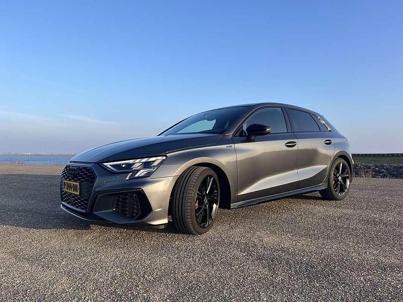 Grijs Occasion 2022 Audi A3 Hatchback | € 27.999 (Eerlijke prijs) - Afbeelding 1/4