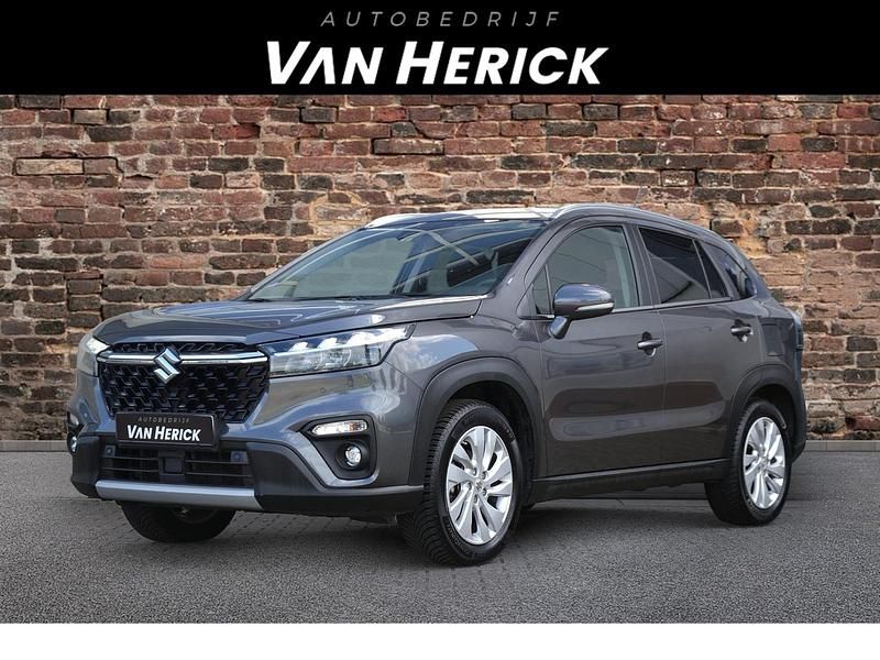 Grijs, metallic lak Gebruikt 2023 Suzuki SX4 S-Cross SUV | € 24.745 (Goede deal) - Afbeelding 1/4