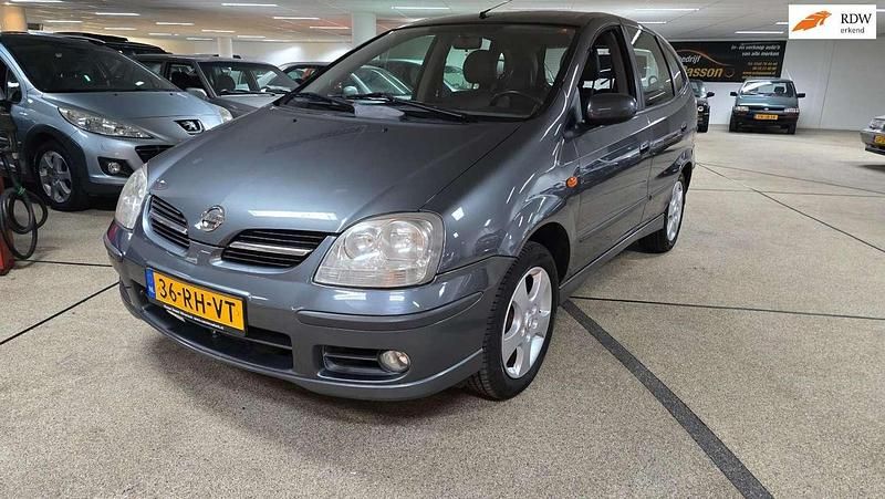 Grijs Gebruikt 2005 Nissan Almera Tino Tekna MPV | € 2.250 (Eerlijke prijs) - Afbeelding 1/4