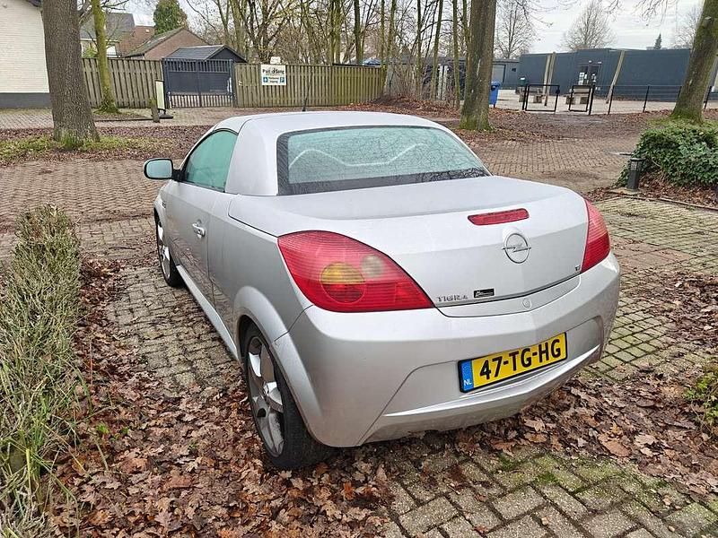 Occasion Opel Tigra Sport 125 PK (91 kW) 2006 Zilver Cabriolet