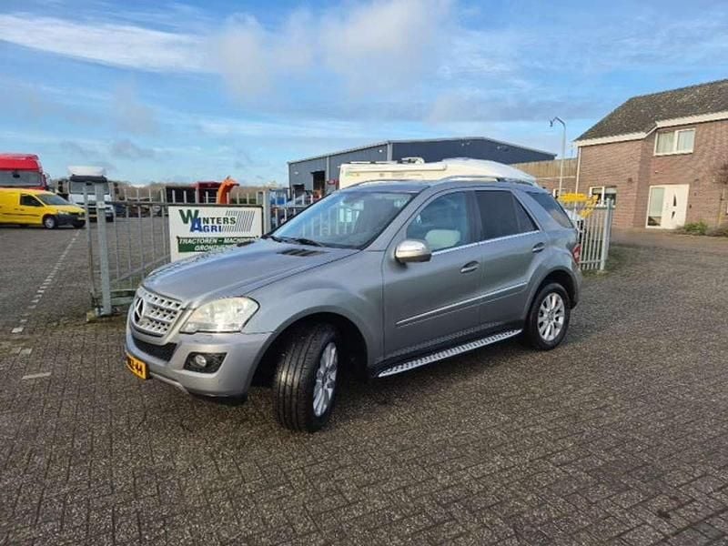 Grijs Occasion 2010 Mercedes ML350 SUV | € 8.950 - Afbeelding 1/4