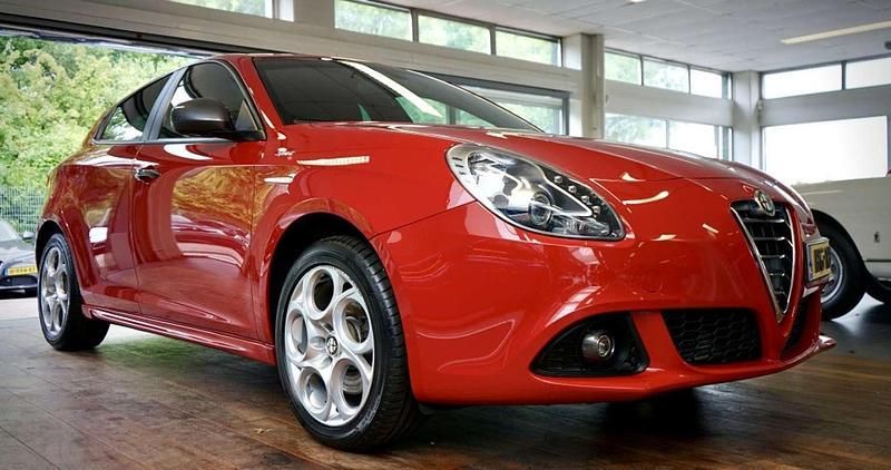 Rood Gebruikt 2015 Alfa Romeo Giulietta Sprint Hatchback | € 12.950 (Eerlijke prijs) - Afbeelding 1/4