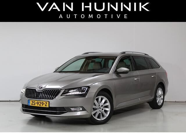Grijs, metallic lak Gebruikt 2016 Skoda Superb Style Stationwagen | € 18.950 (Eerlijke prijs) - Afbeelding 1/4