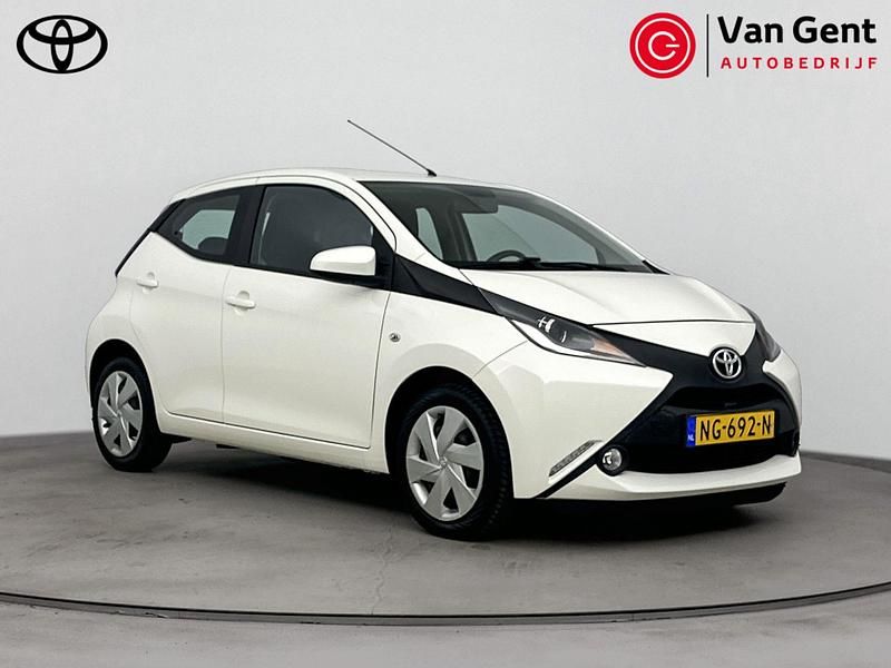 Wit Gebruikt 2017 Toyota Aygo X-play Hatchback | € 9.499 (Iets duurder) - Afbeelding 1/4