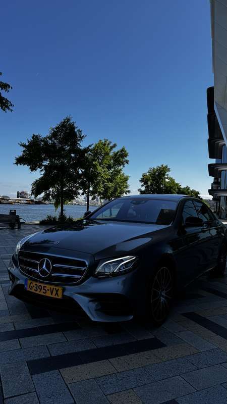 Grijs Gebruikt 2019 Mercedes E350 Premium Plus Sedan | € 32.500 (Goede deal) - Afbeelding 1/4