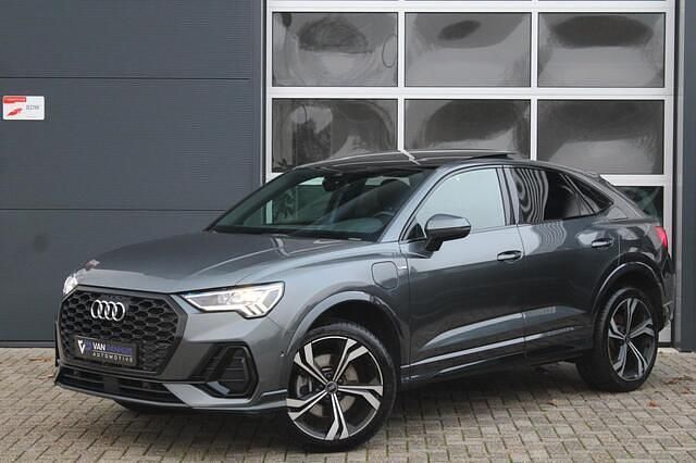 Grijs (metallic) Gebruikt 2023 Audi Q3 Sportback S-Line SUV | € 43.800 (Iets duurder) - Afbeelding 1/4