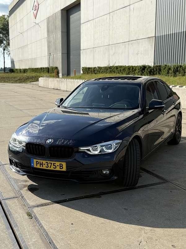 Blauw Gebruikt 2017 BMW 320 Executive Sedan | € 18.500 (Goede deal) - Afbeelding 1/4
