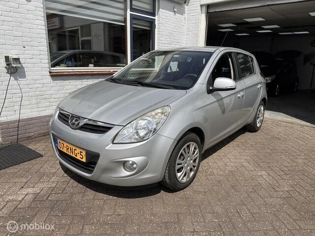 Grijs Gebruikt 2011 Hyundai i20 Hatchback | € 3.975 (Eerlijke prijs) - Afbeelding 1/4