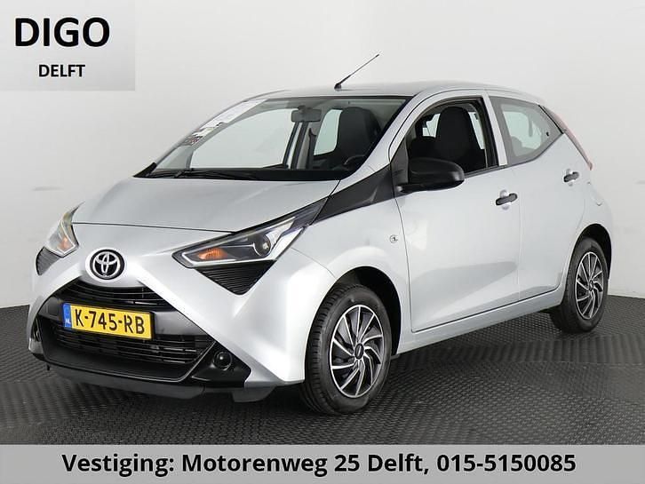 Grijs Occasion 2021 Toyota Aygo Hatchback | € 11.800 (Eerlijke prijs) - Afbeelding 1/3