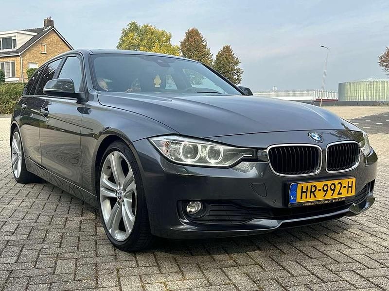 Grijs Gebruikt 2014 BMW 320 Executive Stationwagen | € 9.000 (Goede deal) - Afbeelding 1/4