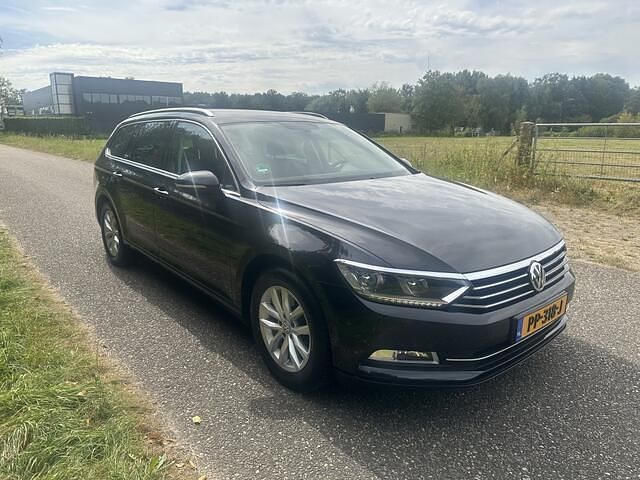 Zwart Gebruikt 2017 VW Passat Stationwagen | € 14.950 (Eerlijke prijs) - Afbeelding 1/4