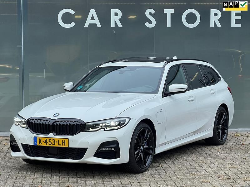 Wit Gebruikt 2021 BMW 330 Stationwagen | € 26.844 (Eerlijke prijs) - Afbeelding 1/4