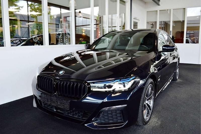 Zwart Gebruikt 2021 BMW 530e Comfort Edition Stationwagen | € 42.900 (Iets duurder) - Afbeelding 1/4