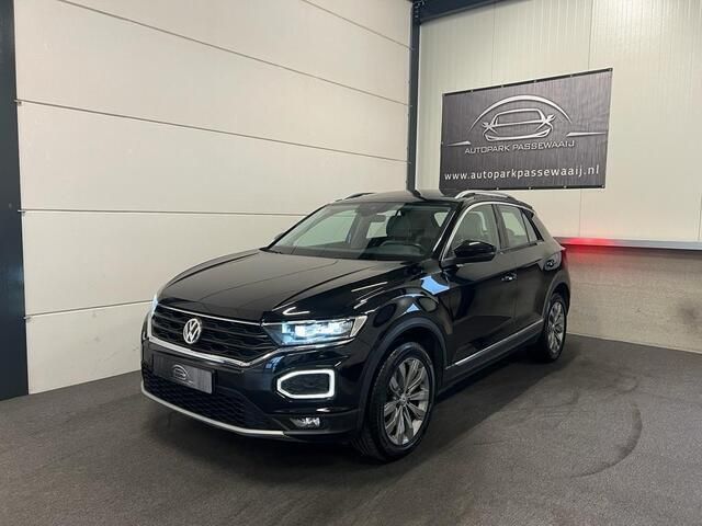 Zwart Gebruikt 2018 VW T-Roc Sport SUV | € 24.950 (Eerlijke prijs) - Afbeelding 1/4
