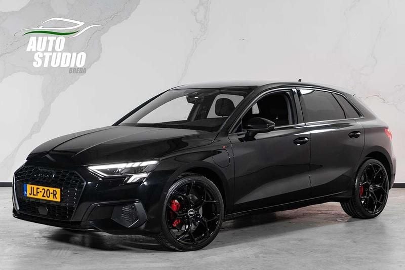 Zwart (metallic) Gebruikt 2022 Audi A3 Sportback e-tron S-Line Hatchback | € 27.995 (Goede deal) - Afbeelding 1/4