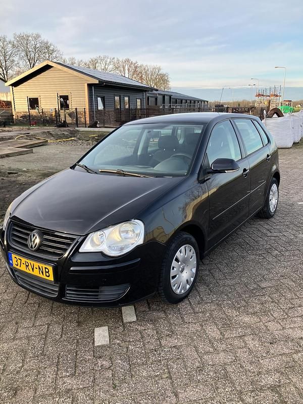 Zwart (metallic) Occasion 2005 VW Polo Hatchback | € 1.600 (Goede deal) - Afbeelding 1/4