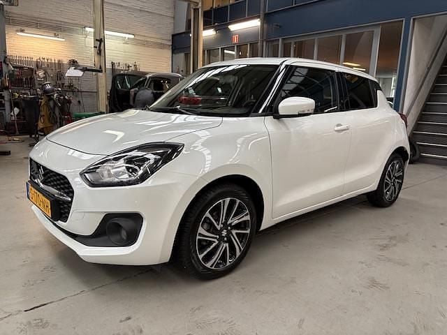 Wit Gebruikt 2023 Suzuki Swift Style Hatchback | € 17.850 (Eerlijke prijs) - Afbeelding 1/4