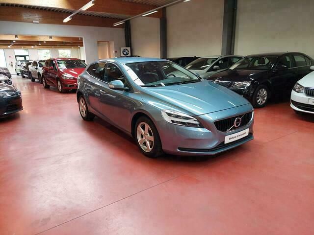 Blauw Occasion 2018 Volvo V40 Stationwagen | € 14.950 (Eerlijke prijs) - Afbeelding 1/4