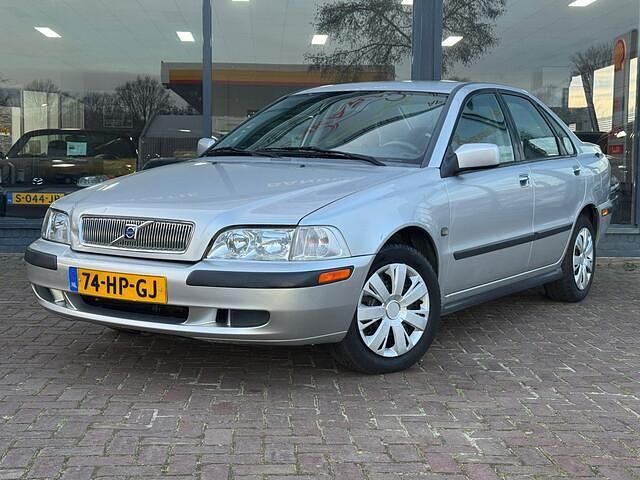 Grijs Occasion 2001 Volvo S40 Sedan | € 2.995 (Eerlijke prijs) - Afbeelding 1/4