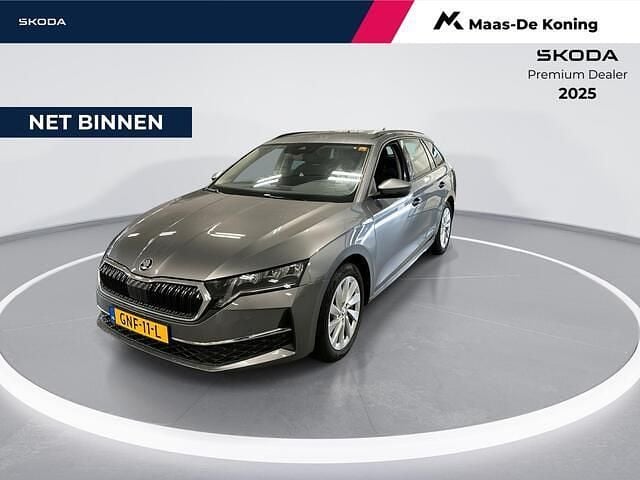 Grijs Gebruikt 2024 Skoda Octavia Business Line Stationwagen | € 31.740 (Eerlijke prijs) - Afbeelding 1/4