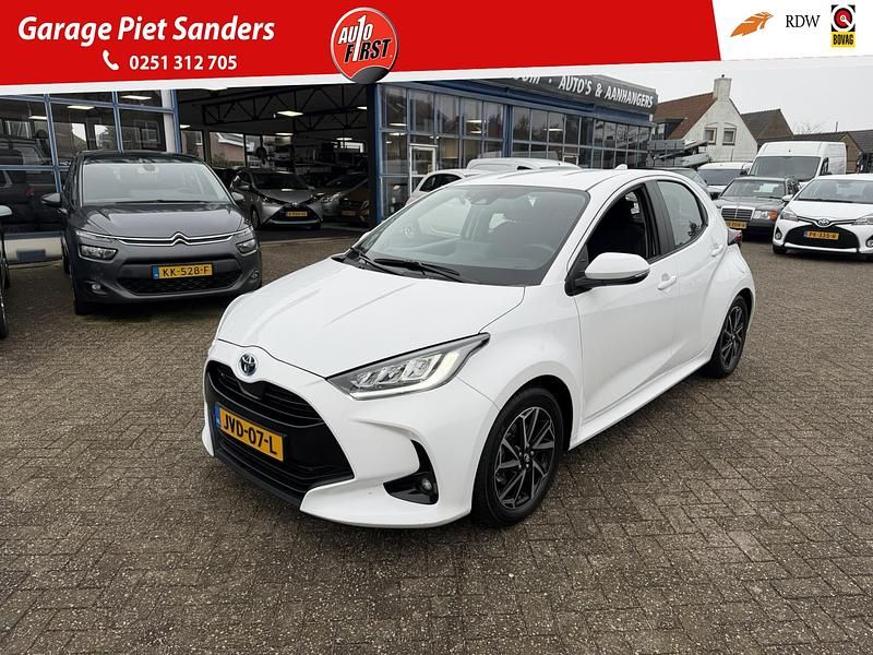 Wit Occasion 2022 Toyota Yaris Business Edition Hatchback | € 19.950 (Goede deal) - Afbeelding 1/4