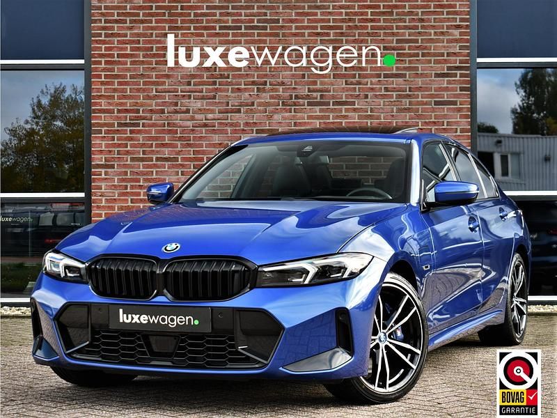 Blauw Gebruikt 2023 BMW 330e M Sport Sedan | € 45.900 (Eerlijke prijs) - Afbeelding 1/4