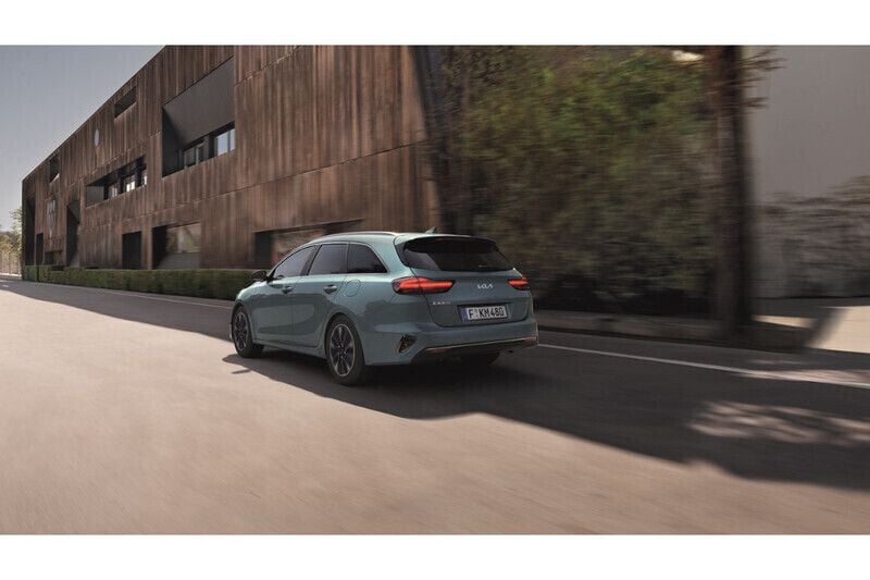 Aurora black pearl (zwart metallic) Nieuw 2025 Kia Ceed Sportswagon Stationwagen | € 30.485 (Eerlijke prijs) - Afbeelding 1/3