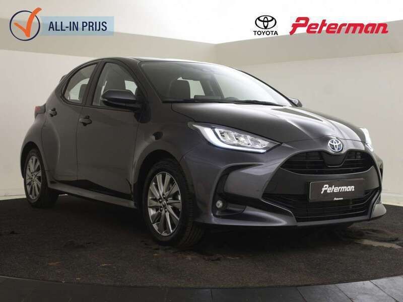 Grijs, metallic lak Gebruikt 2024 Toyota Yaris Hybrid Hatchback | € 23.499 (Eerlijke prijs) - Afbeelding 1/4