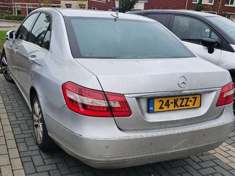Beige Gebruikt 2010 Mercedes E220 Elegance Sedan | € 8.500 - Afbeelding 1/4