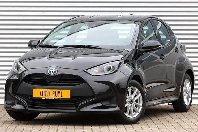 Zwart Gebruikt 2023 Toyota Yaris Active Hatchback | € 20.295 (Goede deal) - Afbeelding 1/4