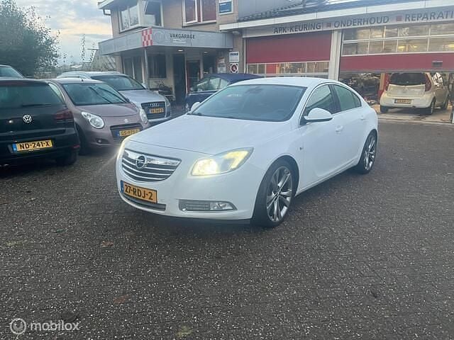 Wit Occasion 2011 Opel Insignia Business Edition Hatchback | € 7.000 (Eerlijke prijs) - Afbeelding 1/4