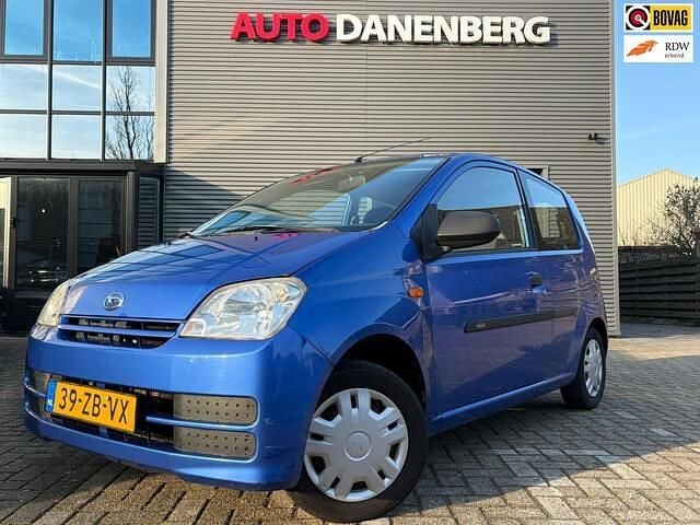 Blauw (metallic) Occasion 2007 Daihatsu Cuore Hatchback | € 1.250 (Eerlijke prijs) - Afbeelding 1/4