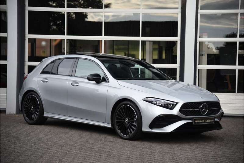 Zilver, metallic lak Gebruikt 2023 Mercedes A200 AMG line Hatchback | € 44.850 - Afbeelding 1/4