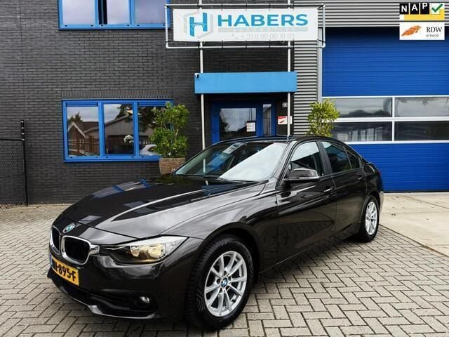 Bruin, metallic lak Gebruikt 2015 BMW 318 Comfort Edition Sedan | € 11.945 (Goede deal) - Afbeelding 1/4
