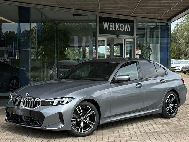 Grijs, metallic lak Gebruikt 2025 BMW 320 M Sport Sedan | € 57.745 - Afbeelding 1/4
