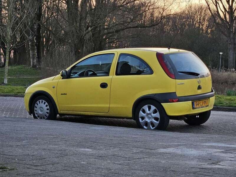 Geel Gebruikt 2003 Opel Corsa Comfort Hatchback | € 1.050 (Eerlijke prijs) - Afbeelding 1/4