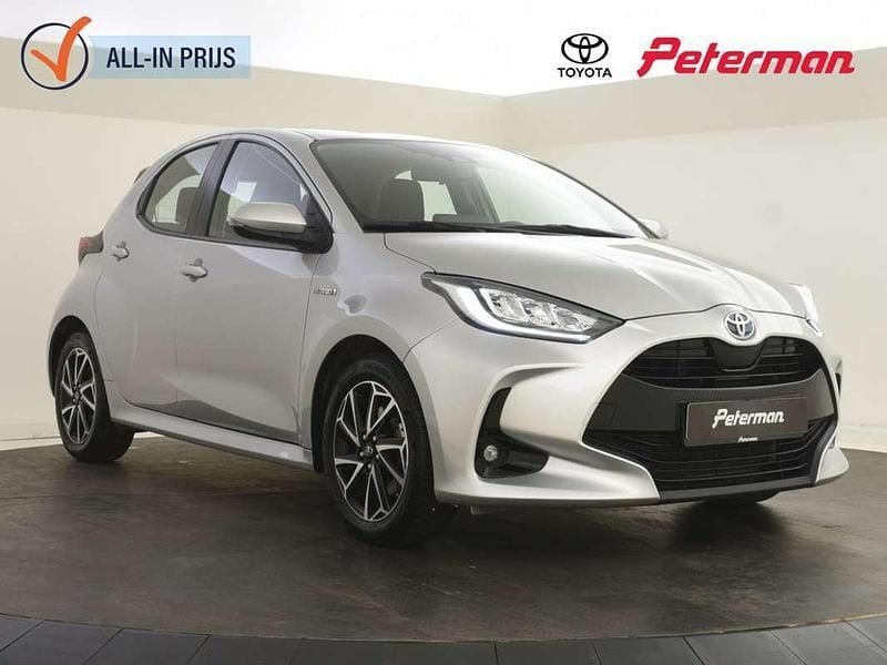 Zilver, metallic lak Gebruikt 2021 Toyota Yaris Hybrid Limited Hatchback | € 18.899 (Goede deal) - Afbeelding 1/2
